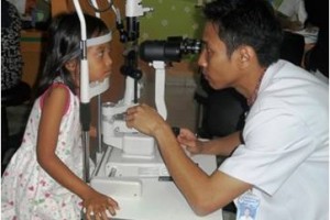 Sarah Tsunami saat diperiksa matanya.